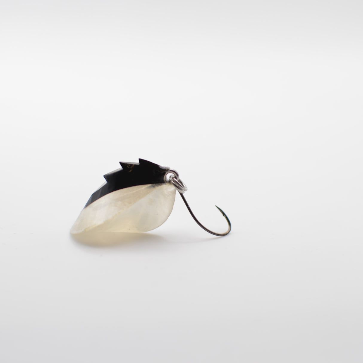 iSPOOK 28 _ Perlmuttweiß-schwarz