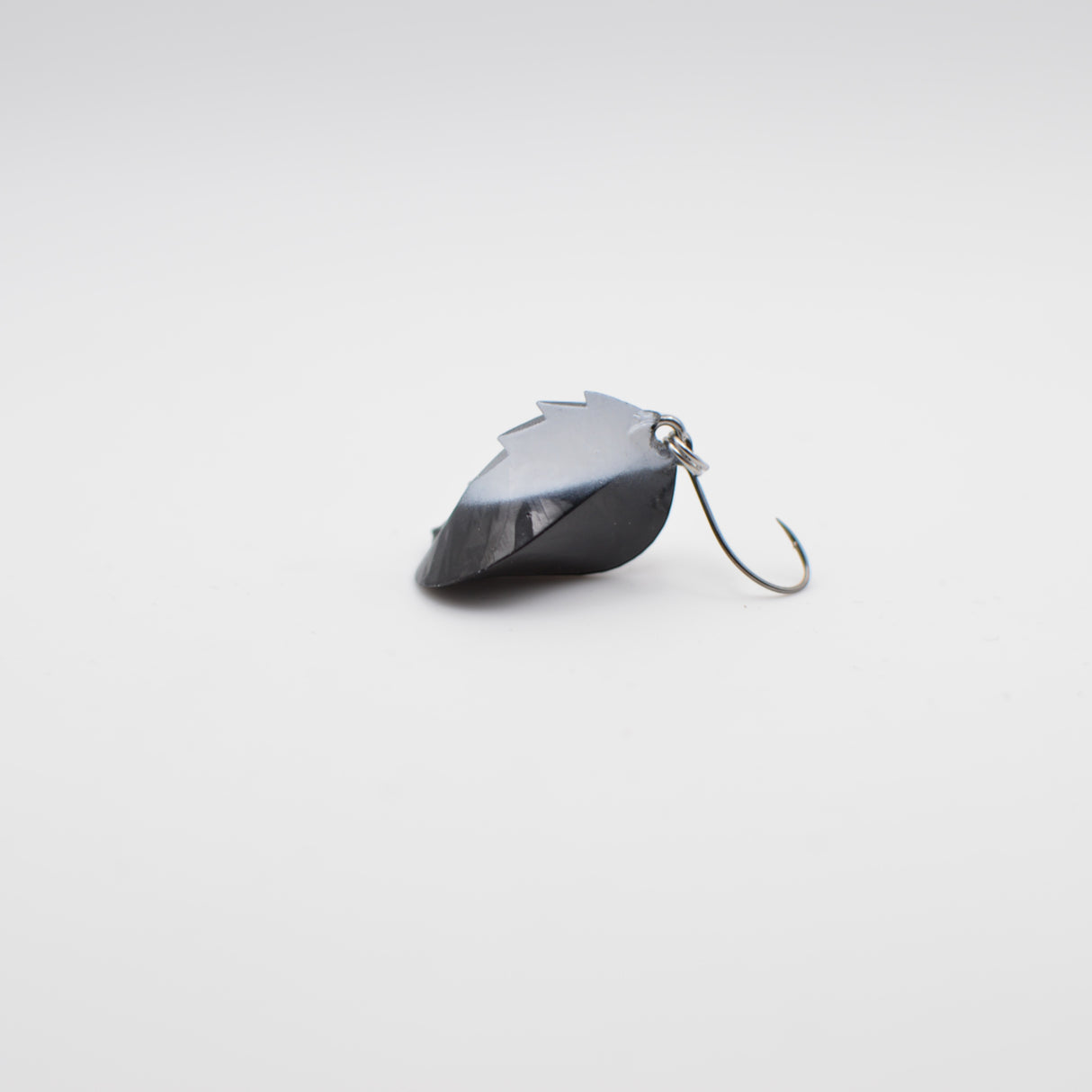 iSPOOK 28 _ Schwarz mit weißem Kamm